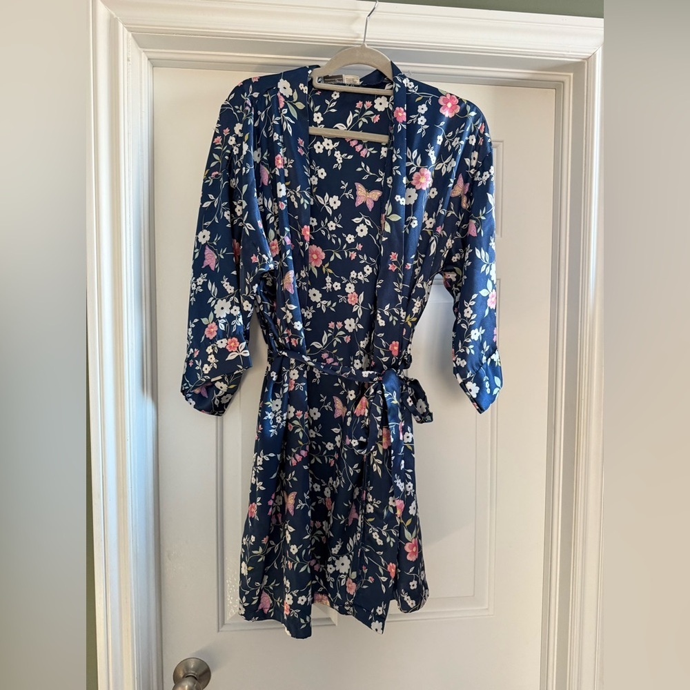 Vintage, gorgeous floral dressing robe with tie